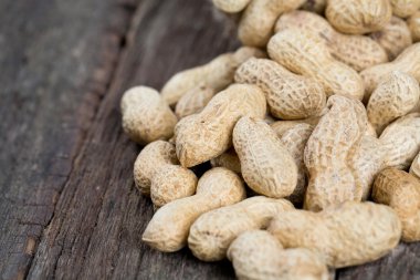 eski bir ahşap yüzeyde fıstık