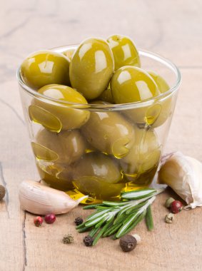 Cam kasede yeşil zeytin 