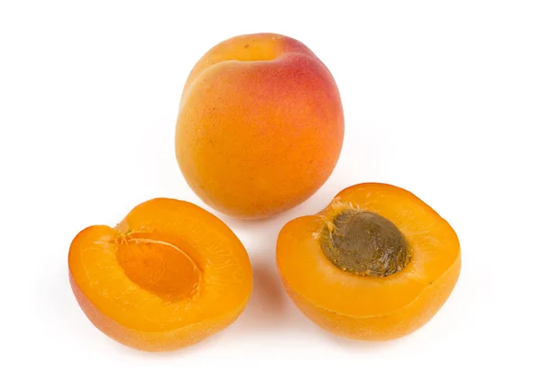 Aprikoser isolerad på vit — Stockfoto