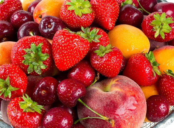 Ассортимент свежих фруктов и ягод — стоковое фото