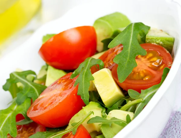 Rugula Avocado und Tomatensalat — Stockfoto