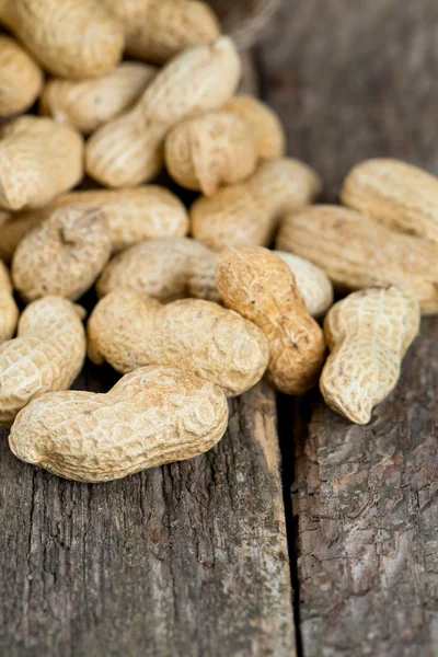 Cacahuetes en una superficie de madera vieja — Foto de Stock