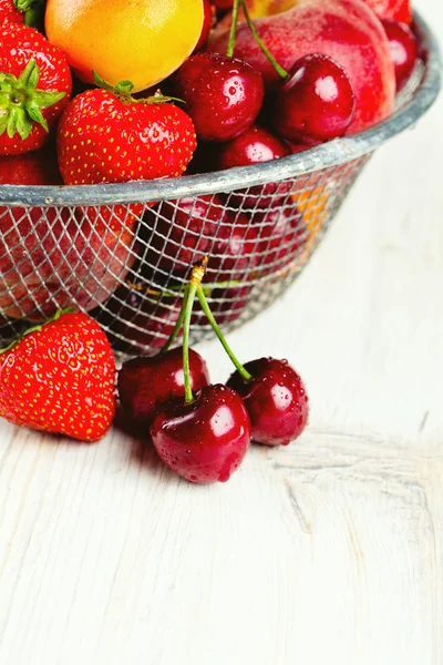 Ассортимент свежих фруктов и ягод — стоковое фото