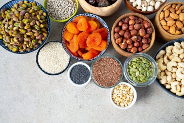 Granit yüzeyde taze fındık ve kurutulmuş meyveler.