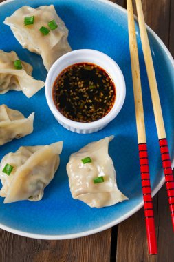 Soya soslu taze Japon gyoza köftesi.