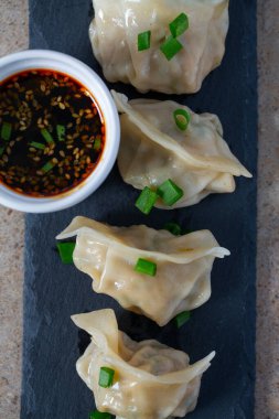 Soya soslu taze Japon gyoza köftesi.