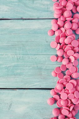 turkuaz yüzeyde çilek çikolata cipsi