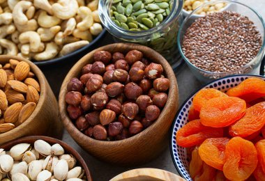 Granit yüzeyde taze fındık ve kurutulmuş meyveler.