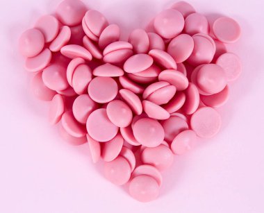 çilek çikolata cipsi beyaz izole