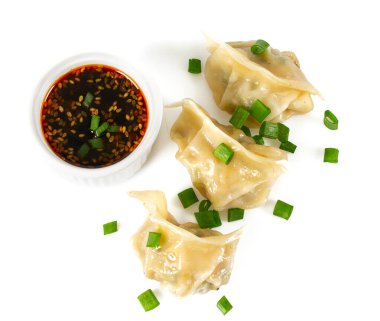 Soya soslu taze Japon gyoza köftesi.