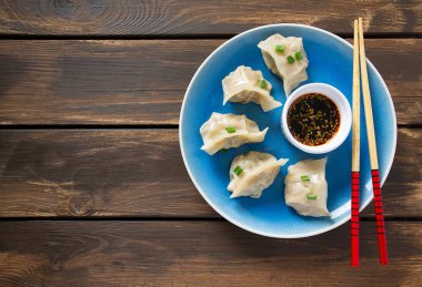 Soya soslu taze Japon gyoza köftesi.
