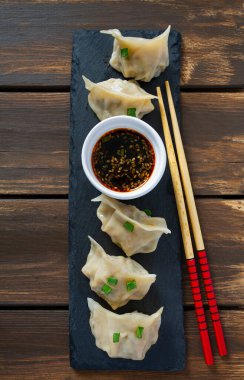 Soya soslu taze Japon gyoza köftesi.