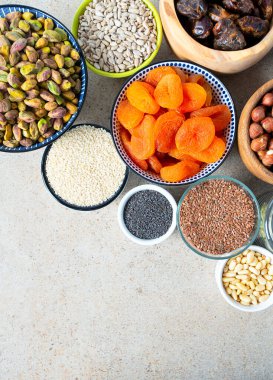 Granit yüzeyde taze fındık ve kurutulmuş meyveler.