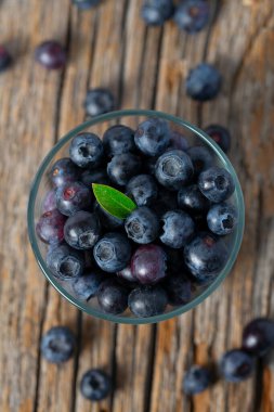 Cam bir kasede taze yaban mersini