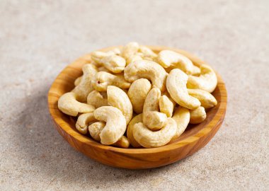 Tahta kasede fındık.