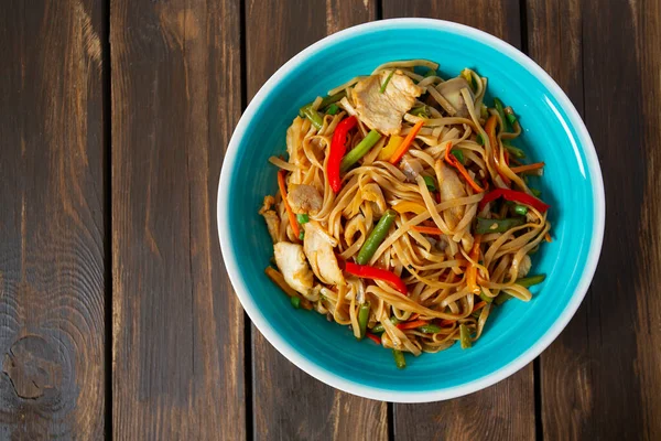 野菜やキノコの入ったアジア麺 — ストック写真