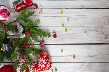 Beyaz ahşap yüzeyde Noel süslemesi