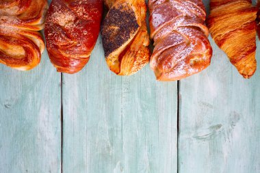 Tahta yüzeyde taze çörek çeşitleri