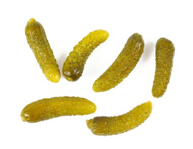 Beyaz üzerine izole edilmiş küçük salatalıklar.