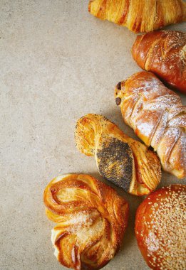 Tahta yüzeyde taze çörek çeşitleri