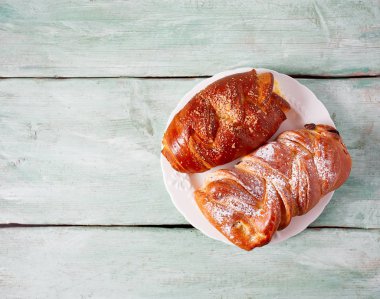 Taze çörekler tabakta