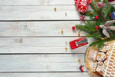 Beyaz ahşap yüzeyde Noel süslemesi