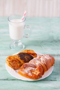 taze ekmeği ve süt