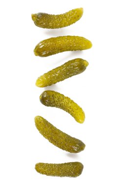 Beyaz üzerine izole edilmiş küçük salatalıklar.