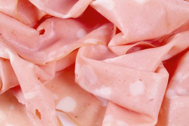 İnce dilim Mortadella jambonu beyaza izole edilmiş.