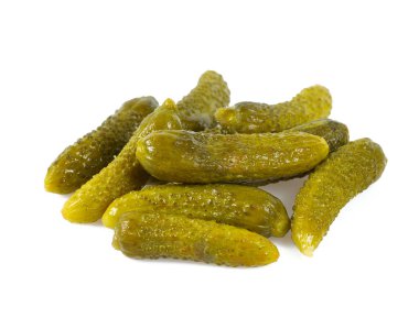 Beyaz üzerine izole edilmiş küçük salatalıklar.