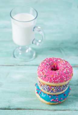 Renkli çörekler ve bir bardak süt