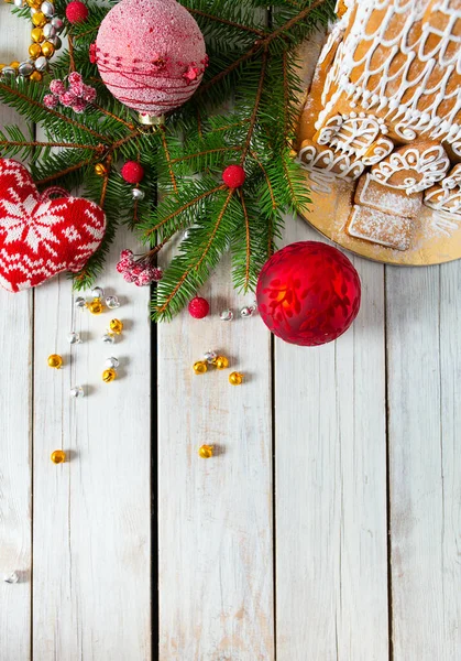 Decoración navideña sobre superficie de madera blanca — Foto de Stock