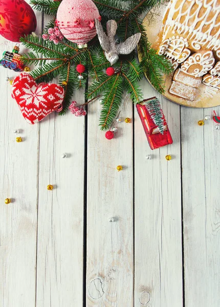 Decoración navideña sobre superficie de madera blanca — Foto de Stock