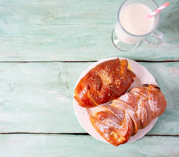 Fresh buns and glass of milk — Stock Photo, Image