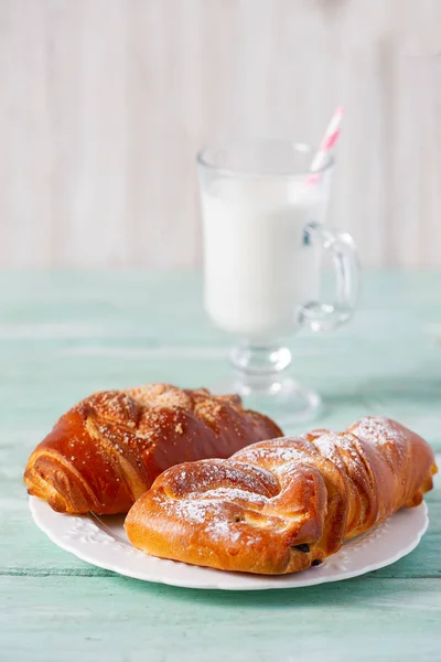 Verse broodjes en glas melk — Stockfoto