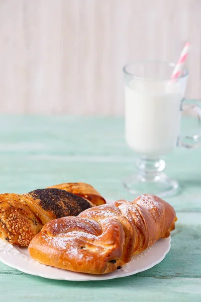 Fresh buns and glass of milk — Stock Photo, Image