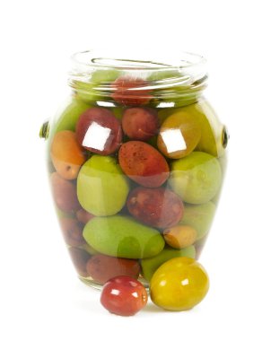 beyaz izole cam bir kavanozda zeytin turşusu