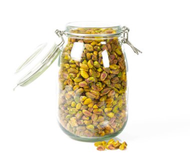 beyaz izole cam bir kavanozda ham antep fıstığı