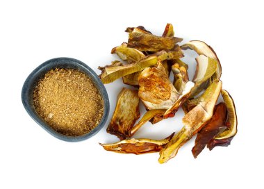 beyaz arka planda izole kurutulmuş boletus edulis tozu