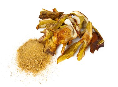 beyaz arka planda izole kurutulmuş boletus edulis tozu