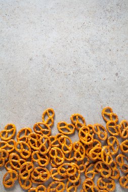 Granit yüzeyde kraker kurabiyeleri