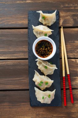 Soya soslu taze Japon gyoza köftesi.