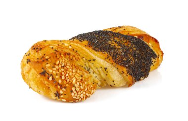 Beyaz zemin üzerinde izole haşhaş tohumu ve susamlı çörekler