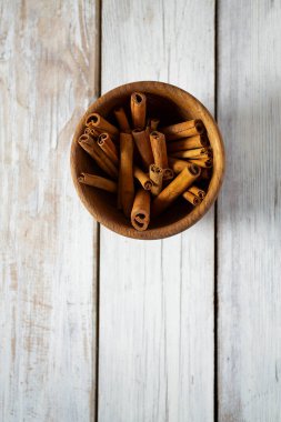 Baharatlı tarçın çubukları ahşap yüzeyde