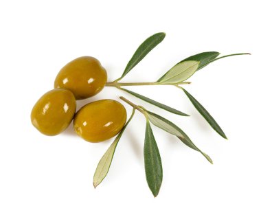 Beyaz arka plan üzerinde izole lezzetli zeytin