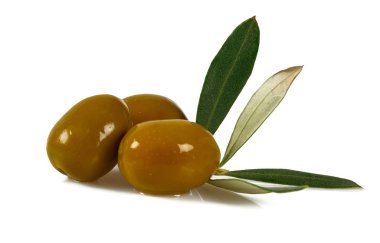 Beyaz arka plan üzerinde izole lezzetli zeytin