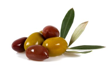 Beyaz arka plan üzerinde izole lezzetli zeytin