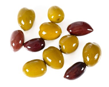 Beyaz arka plan üzerinde izole lezzetli zeytin