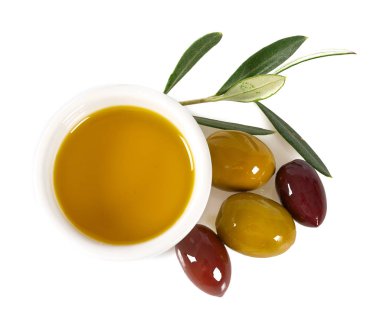 Beyaz arkaplanda izole edilmiş zeytin yağı