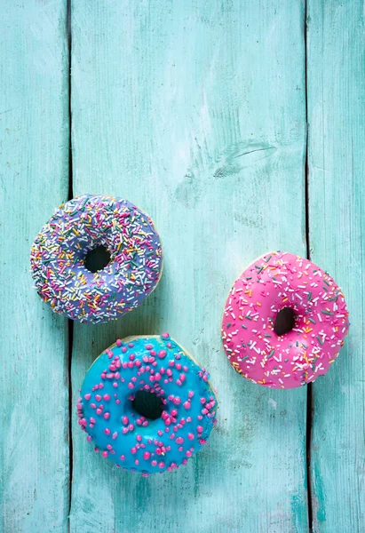 Bunte Krapfen Auf Türkisfarbener Oberfläche — Stockfoto